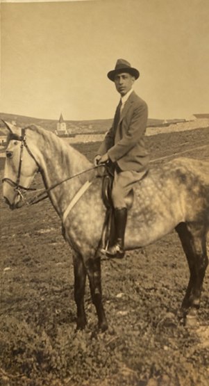 Henrique Rato de chapéu, montado a cavalo, subindo a Serra de Monsanto, em Portugal
